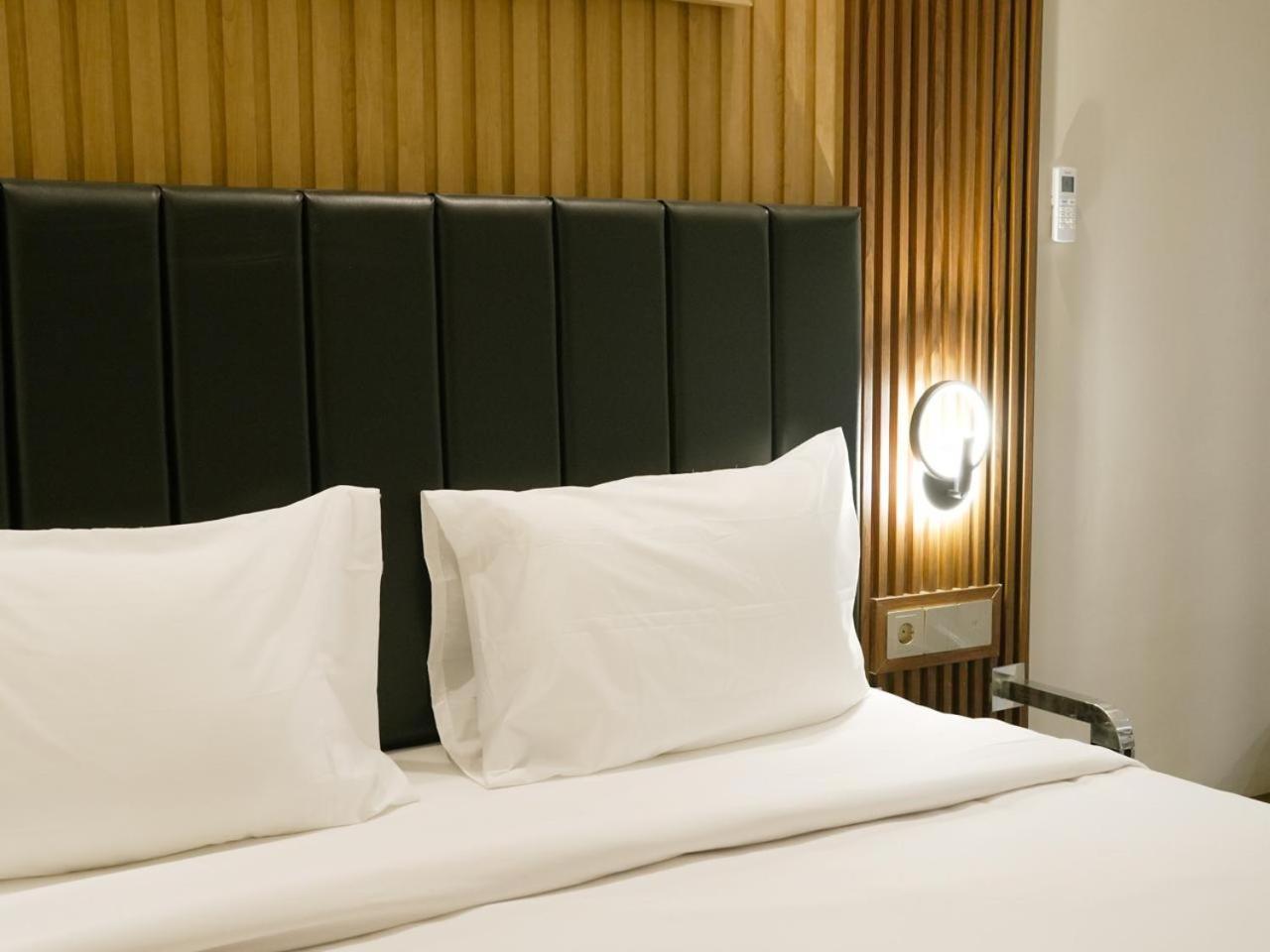 Verse Hotel Cirebon Exterior foto
