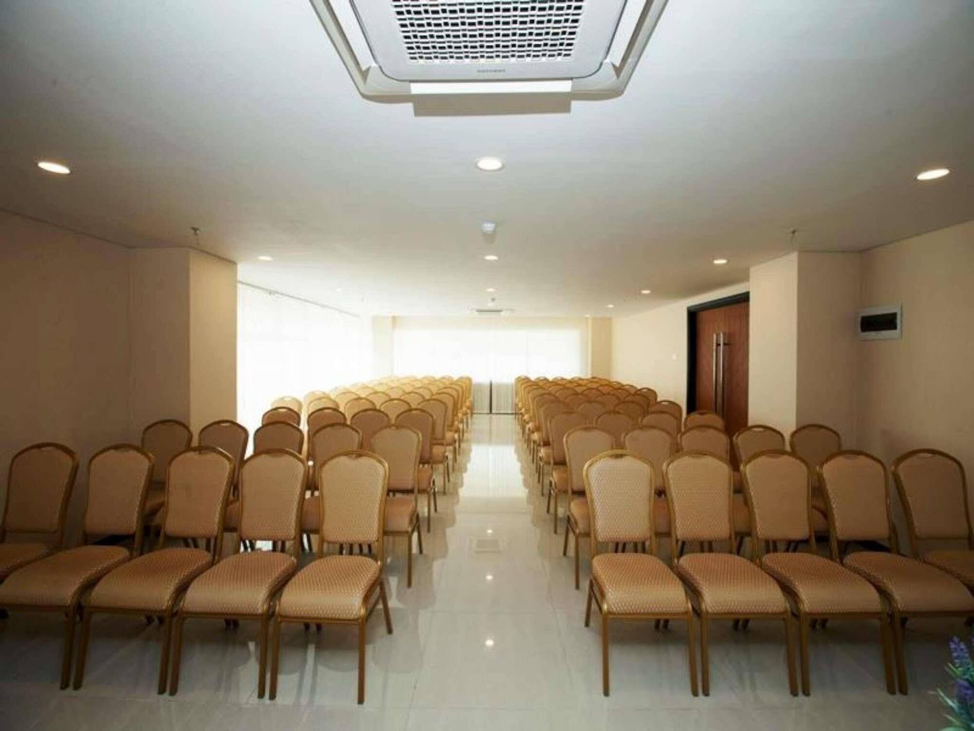 Verse Hotel Cirebon Exterior foto