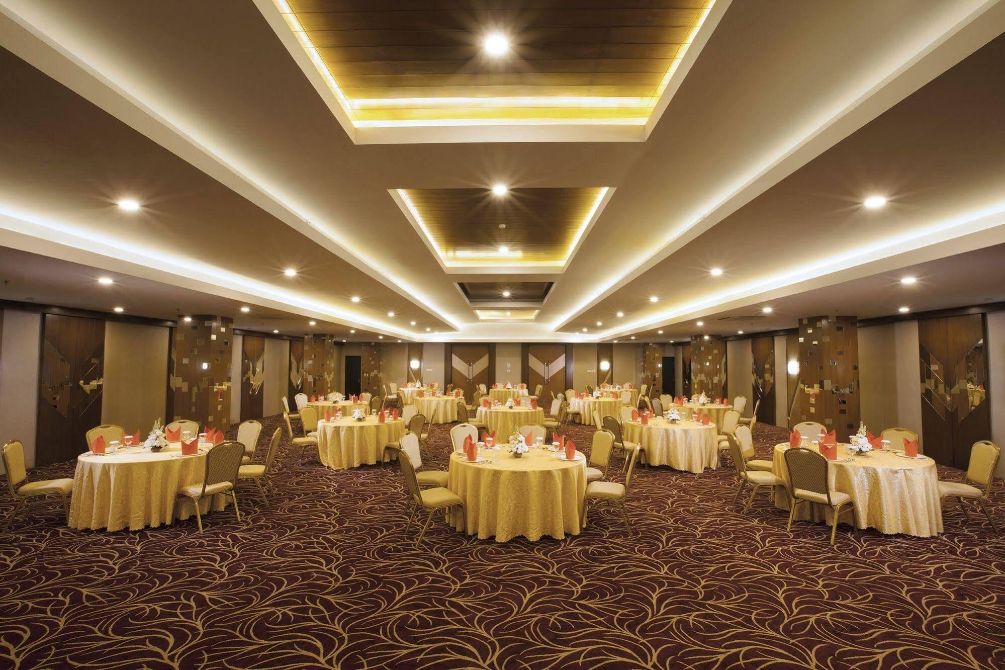 Verse Hotel Cirebon Exterior foto